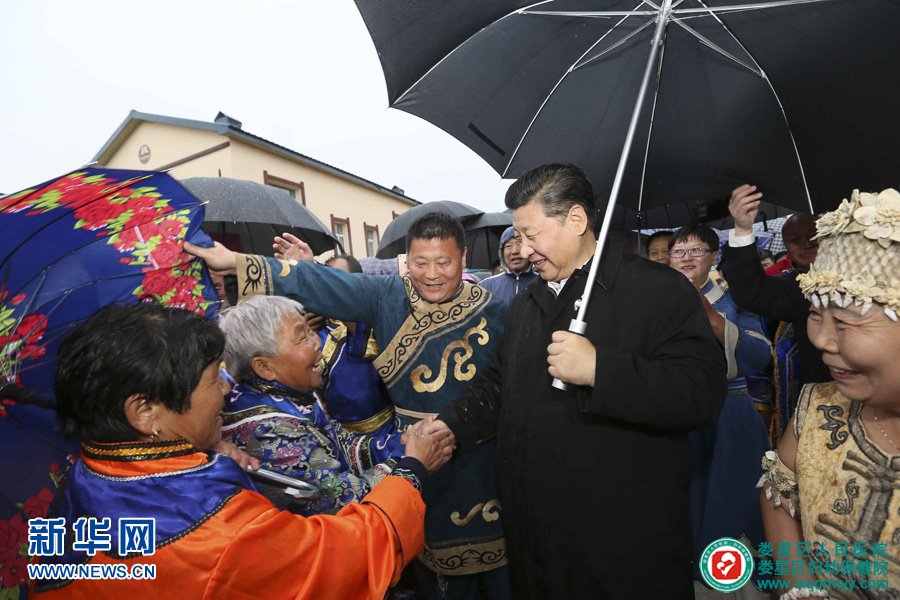 5月23日至25日，中共中央總書記、國(guó)家主席、中央軍委主席習(xí)近平在黑龍江考察調(diào)研。這是5月24日下午，習(xí)近平在佳木斯市同江市八岔赫哲族鄉(xiāng)八岔村冒雨與村民們交談。 新華社記者 蘭紅光 攝